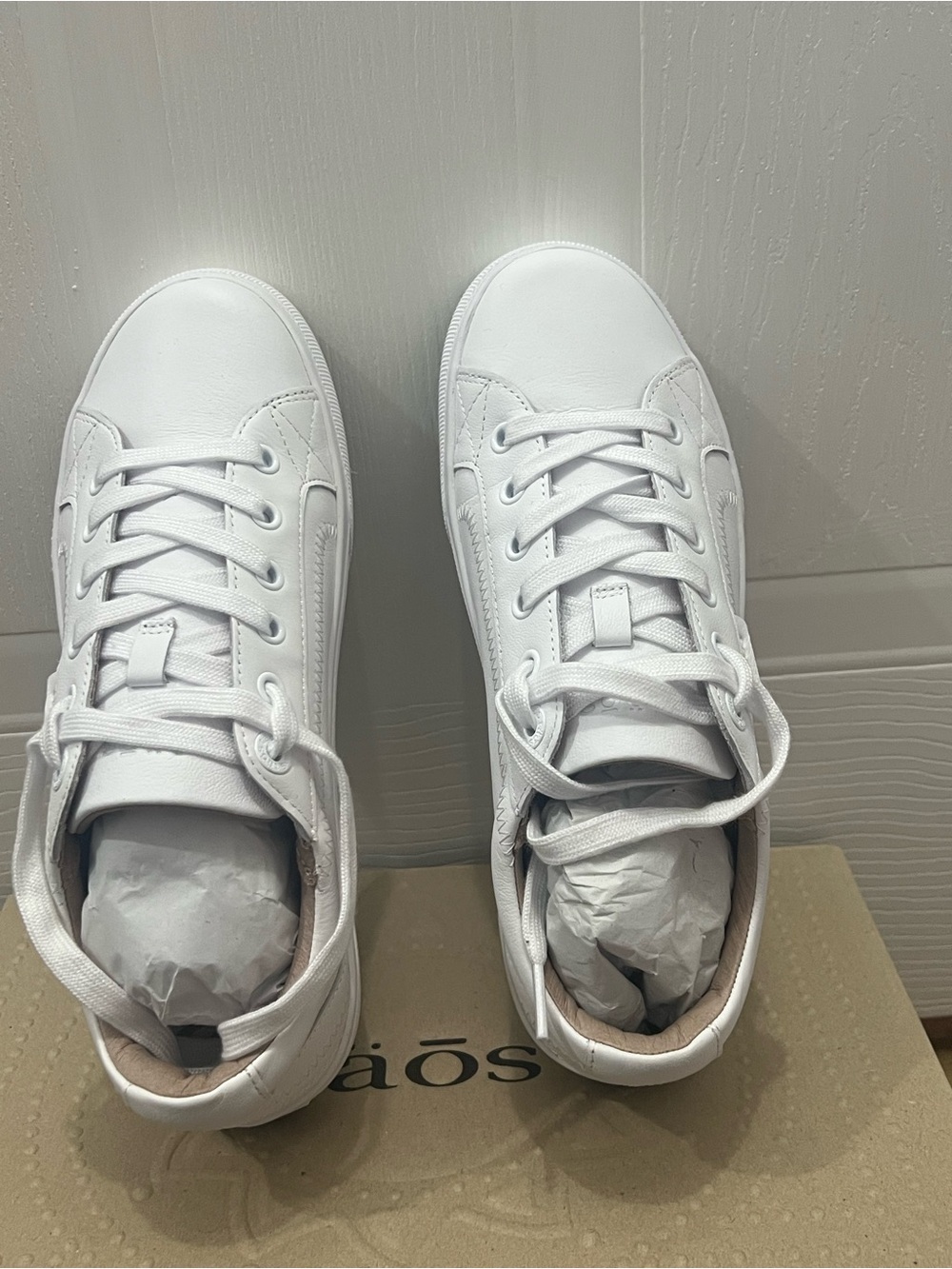 Ladies Taos Classic White Leather Sneakers NIB